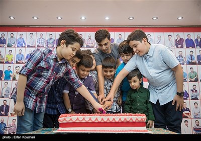 برش کیک جشن روز خبرنگار توسط فرزندان کارمندان خبرگزاری تسنیم