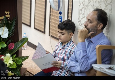 محمدجواد نژاد انسان از پرسنل خبرگزاری تسنیم به همراه فرزندش در جشن روز خبرنگار