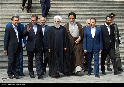 حسن روحانی رئیس جمهور به همراه اعضای هیئت دولت در جمع خبرنگاران