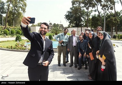 عکس یادگاری محمدجواد آذری جهرمی وزیر ارتباطات با خبرنگاران به مناسبت روز خبرنگار