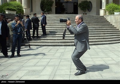 علی ربیعی سخنگوی دولت به مناسب روز خبرنگار در حال عکاسی از عکاسان و خبرنگاران است.