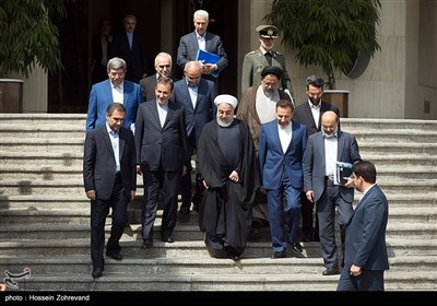 حسن روحانی رئیس جمهور به همراه اعضای هیئت دولت در جمع خبرنگاران