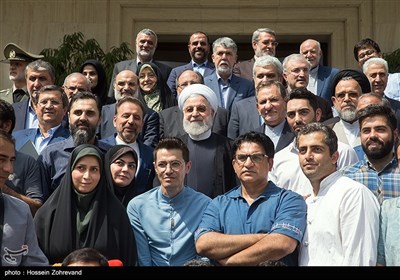 عکس یادگاری حسن روحانی به همراه هیات دولت با خبرنگاران و عکاسان خبری