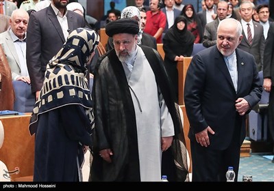 محمدجواد ظریف وزیر امور خارجه و حجت الاسلام رئیسی رئیس قوه قضاییه در همایش بزرگداشت روز حقوق بشر اسلامی و کرامت انسانی