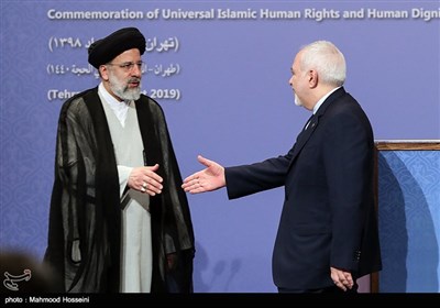 محمدجواد ظریف وزیر امور خارجه و حجت الاسلام رئیسی رئیس قوه قضاییه در همایش بزرگداشت روز حقوق بشر اسلامی و کرامت انسانی