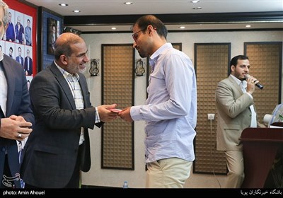 تقدیر از حسین ظهروند عکاس خبرگزاری تسنیم در جشن روز خبرنگار