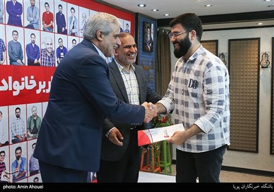 تقدیر از محمدرضا امیرحسنی خبرنگار خبرگزاری تسنیم در جشن روز خبرنگار