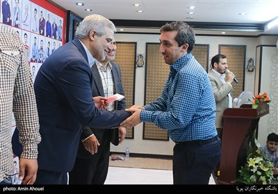 تقدیر از محمدرضا کربلایی از پرسنل خبرگزاری تسنیم در جشن روز خبرنگار