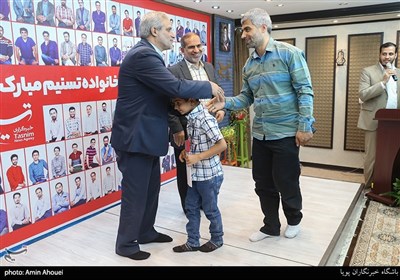 تقدیر از محمد غلامپور از پرسنل خبرگزاری تسنیم در جشن روز خبرنگار