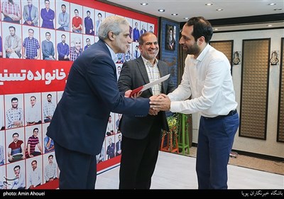تقدیر از سجاد دانی از پرسنل خبرگزاری تسنیم در جشن روز خبرنگار
