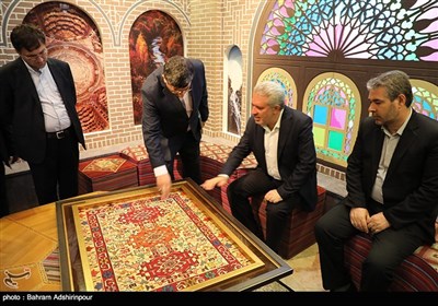 بازدید علی اضغر مونسان از نمایشگاه دائمی جاذبه های گردشگری در نگارخانه شاه اسماعیل صفوی