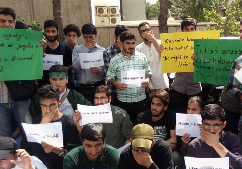 کشمیریوں کے حمایت میں تہران میں بھارتی ایمبیسی کے سامنے احتجاج + تصاویر