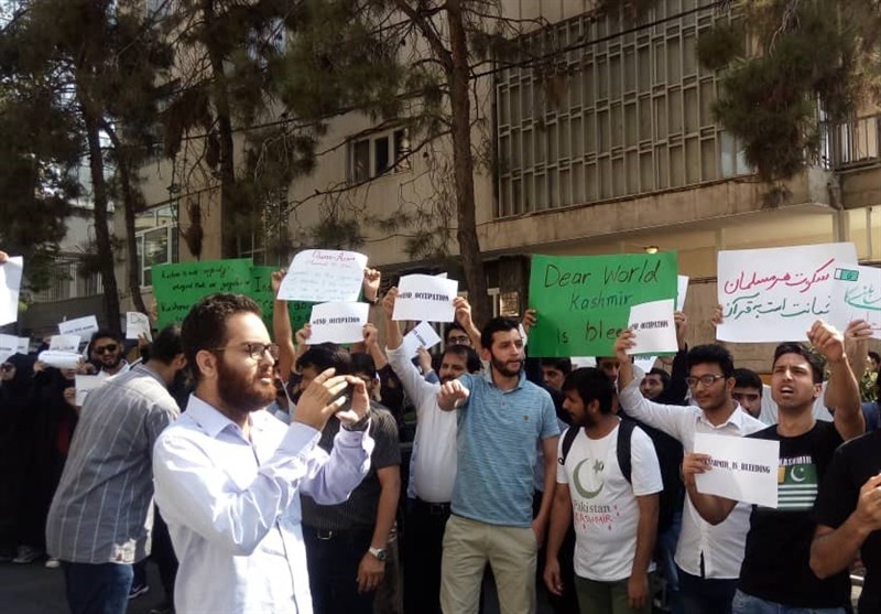 اعتراض دانشجویان ایرانی به سرکوب مردم کشمیر توسط هند مقابل سفارت این کشور در تهران +تصاویر