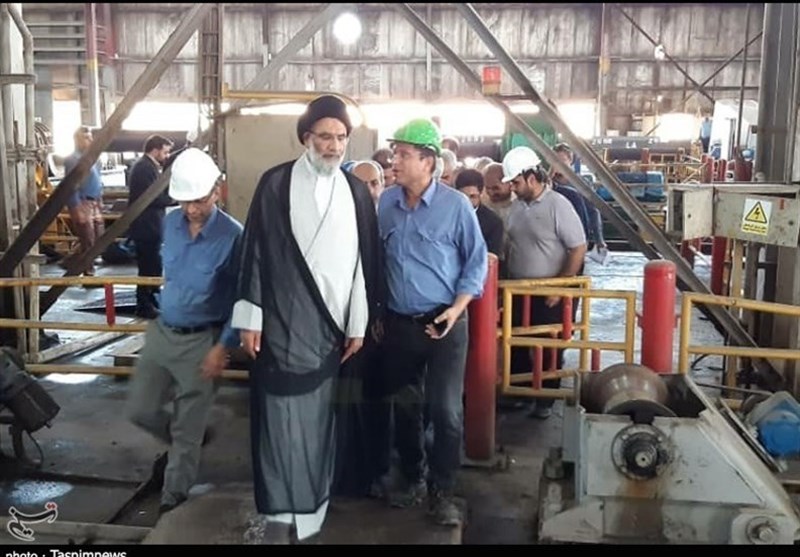 نماینده ولی‌فقیه در استان خوزستان از شرکت لوله‌سازی اهواز بازدید کرد + تصویر