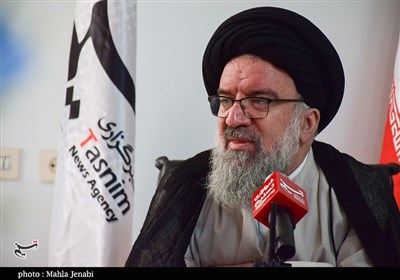 آیت‌الله خاتمی: ‌امام خامنه‌ای مقتدرانه در برابر تمام دشمنی‌ها ایستاده‌اند/ در جنگ ‌اقتصادی هستیم