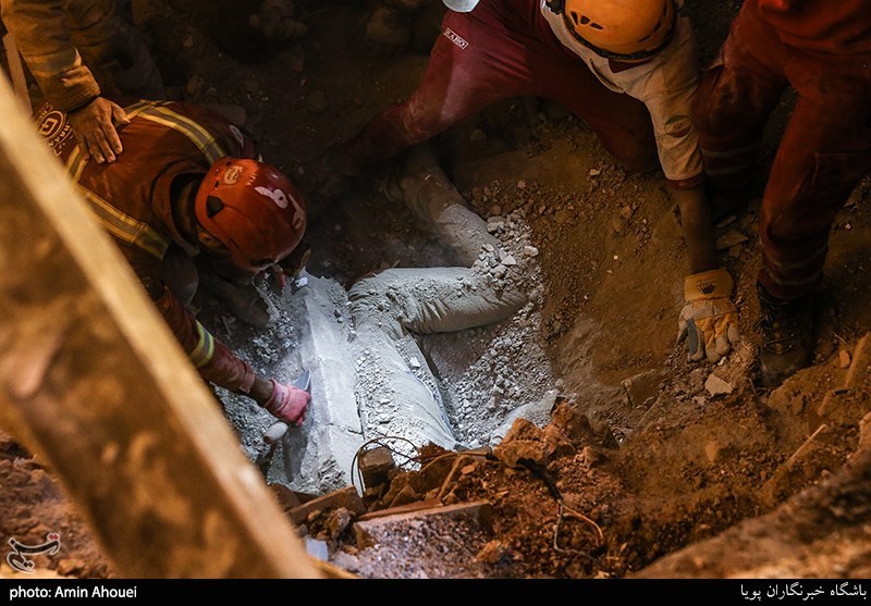 کشف جسد یکی از کارگران از زیر آوار