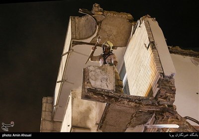خطرناک بودن یک سنگ نمای ساختمان باعث شد تا عوامل آتش نشانی اقدام به تخریب آن کنند تا از آسیب های احتمالی جلوگیری کنند