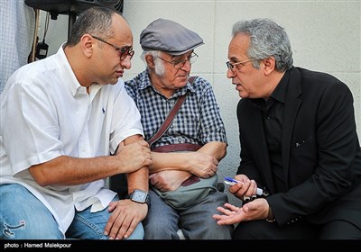 محمدحسین لطیفی، فریدون جیرانی و مازیار میری در مراسم تشییع پیکر مرحوم سیدکمال طباطبایی تهیه‌کننده سینما و تلویزیون