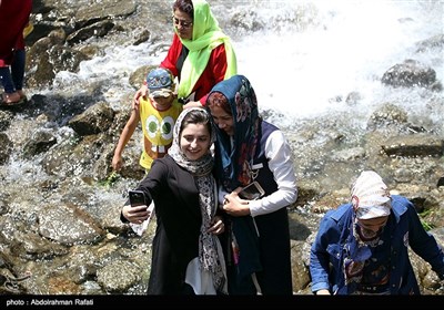 آبشار گنجنامه همدان یک آبشار دارای آب دائمی است و در زمستان‌ها نیز در جریان است