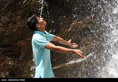 آبشار گنج‌نامه با ۱۲ متر ارتفاع در مسیر صعود به ارتفاعات کوه الوند و در پنج کیلومتری غرب همدان کنار کتیبه‌های گنج‌نامه قرار دارد