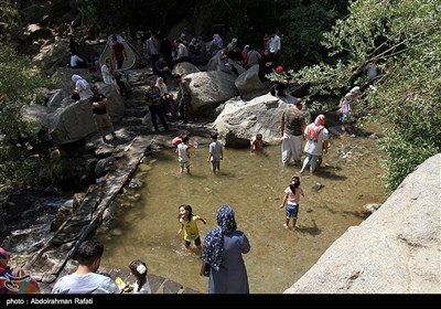 آبشار گنج‌نامه با ۱۲ متر ارتفاع در مسیر صعود به ارتفاعات کوه الوند و در پنج کیلومتری غرب همدان کنار کتیبه‌های گنج‌نامه قرار دارد