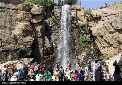 آبشار گنج‌نامه با ۱۲ متر ارتفاع در مسیر صعود به ارتفاعات کوه الوند و در پنج کیلومتری غرب همدان کنار کتیبه‌های گنج‌نامه قرار دارد