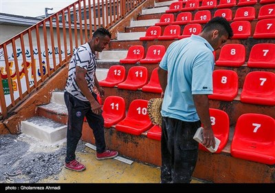 نصب صندلی‌های تماشاگران و دوربین‌های امنیتی و گیت‌های ورودی از دیگر اقدامات طرح بازسازی و تجهیز ورزشگاه شهید وطنی قائم شهر است .