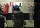 سکوی ایستگاه‌های مترو همچنان در قرق دستفروشان+ عکس