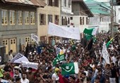 هزاران کشمیری با شکستن حکومت نظامی به خیابان‌ها آمده و علیه دولت هند شعار سر دادند