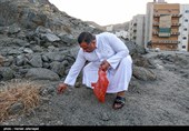 جمع آوری سنگ توسط حجاج برای رمی جمرات