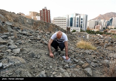 جمع آوری سنگ توسط حجاج برای رمی جمرات