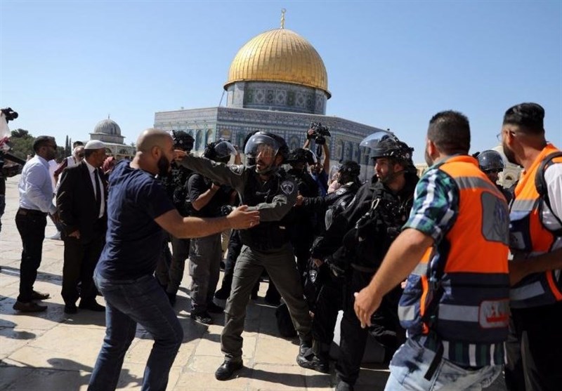Israeli Police Attack Palestinian Worshipers outside Al-Aqsa Mosque (+Video)