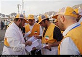 خادمان سازمان حج و زیارت در حال راهنمایی زائران در سرزمین منا