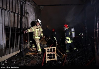 به جز انبار چوب که کانون اصلی آتش‌سوزی بود، تمام مغازه‌های اطراف آن که حدود 10 مغازه بودند دچار حریق شدند.