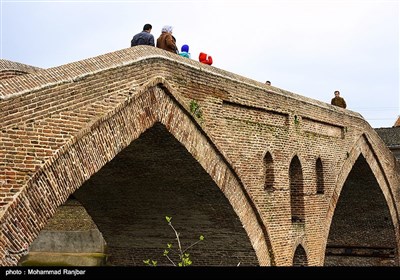 اين پل، معروفترین بنای تاریخی لنگرود است و با نام محلـی «خشته پورد» معروف است.