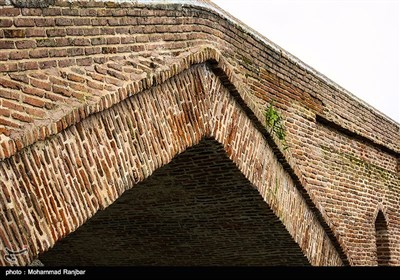 پل خشتی لنگرود که از آجر و ساروج ساخته شده است، بعنوان معروف‌ترین بنای تاریخی و نماد شهر لنگرود یاد می شود. این پل تاریخی بر روی رودخانه لنگرود ساخته شده است