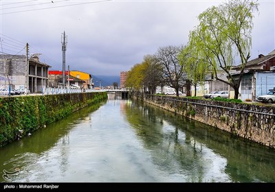 اين پل، معروفترین بنای تاریخی لنگرود است و با نام محلـی «خشته پورد» معروف است.