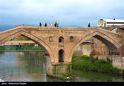 اين پل، معروفترین بنای تاریخی لنگرود است و با نام محلـی «خشته پورد» معروف است.