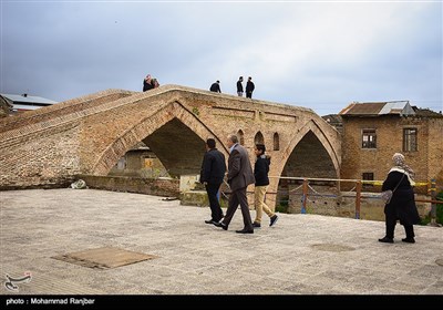 پل خشتی لنگرود که از آجر و ساروج ساخته شده است، بعنوان معروف‌ترین بنای تاریخی و نماد شهر لنگرود یاد می شود. این پل تاریخی بر روی رودخانه لنگرود ساخته شده است