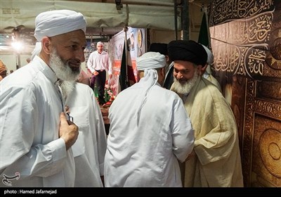 دیدار آیت الله بوشهری با علما اهل سنت در یادواره شهدای منا و مسجدالحرام- سرزمین منا