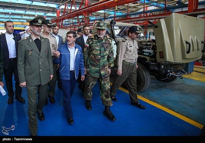  امیر سرتیپ حاتمی وزیر دفاع در آئین رونمائی از خودرو زرهی ضد مین و ضدکمین «رعد»