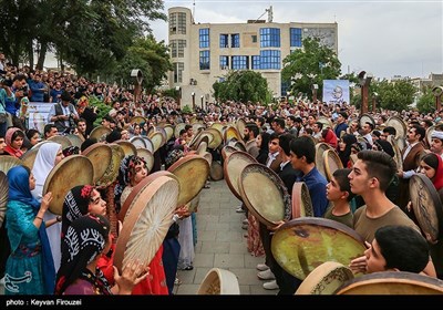 نهمین جشنواره بین المللی دف نوازی با عنوان &apos;دف نوای رحمت&apos; با حضور 30 استان کشور و چند گروه خارحی آغاز شد و تا 24مرداد در سنندج برگزار می‌شود