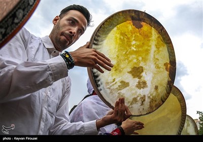 نهمین جشنواره بین المللی دف نوازی با عنوان &apos;دف نوای رحمت&apos; با حضور 30 استان کشور و چند گروه خارحی آغاز شد و تا 24مرداد در سنندج برگزار می‌شود