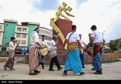 نهمین جشنواره بین المللی دف نوازی با عنوان &apos;دف نوای رحمت&apos; با حضور 30 استان کشور و چند گروه خارحی آغاز شد و تا 24مرداد در سنندج برگزار می‌شود