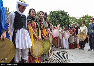 نهمین جشنواره بین المللی دف نوازی با عنوان &apos;دف نوای رحمت&apos; با حضور 30 استان کشور و چند گروه خارحی آغاز شد و تا 24مرداد در سنندج برگزار می‌شود