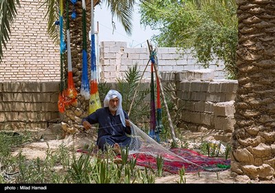 بافتن تور سه متری هفت روز طول ميكشد و اگر تورها بزرگ تر شوند؛ ابو عباس بايد روزهای بيشتری را بنشيند و ببافد. بافتن يك طور هشت متری يك ماه زمان می برد
