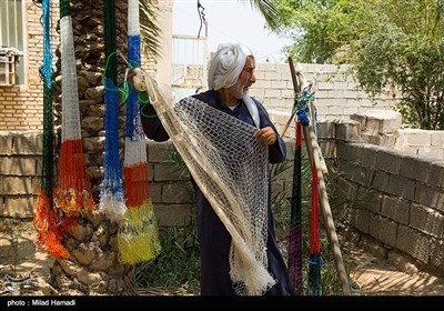 . بافتن تور سه متری هفت روز طول ميكشد و اگر تورها بزرگ تر شوند؛ ابو عباس بايد روزهای بيشتری را بنشيند و ببافد. بافتن يك طور هشت متری يك ماه زمان می برد