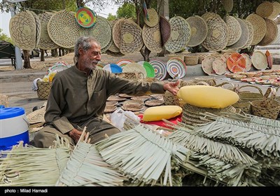 . حصير بافی در استان خوزستان در بيشتر مناطق روستايی و عشايری به واسطه وجود درختان خرما از ساليان سال وجود داشته و همچنين نيز بسياری از زنان با هنرمندی تمام به اين كار مشغولند