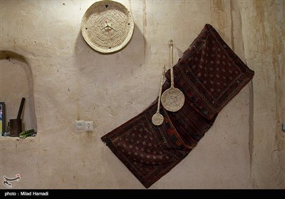. حصير بافی در استان خوزستان در بيشتر مناطق روستايی و عشايری به واسطه وجود درختان خرما از ساليان سال وجود داشته و همچنين نيز بسياری از زنان با هنرمندی تمام به اين كار مشغولند