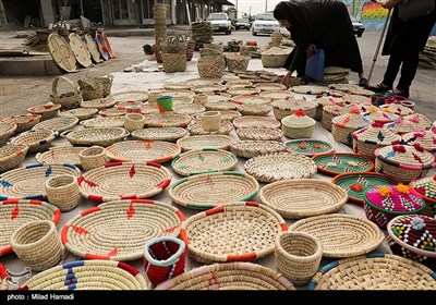 . حصير بافی در استان خوزستان در بيشتر مناطق روستايی و عشايری به واسطه وجود درختان خرما از ساليان سال وجود داشته و همچنين نيز بسياری از زنان با هنرمندی تمام به اين كار مشغولند